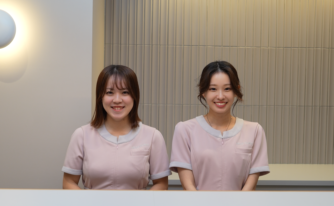 受付に立つスタッフ