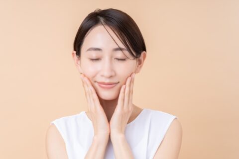 頬に手を当てる女性