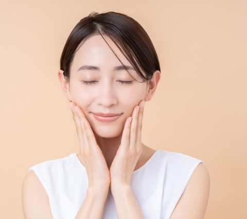 頬に手を当てる女性