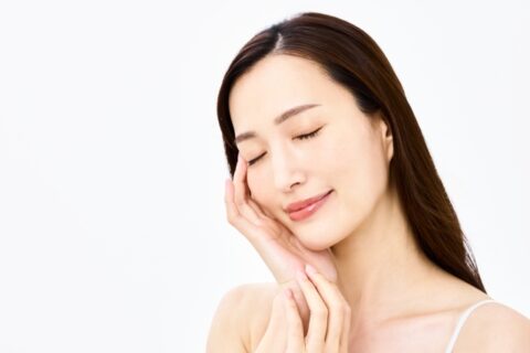 目の下 の 膨らみケアをする女性