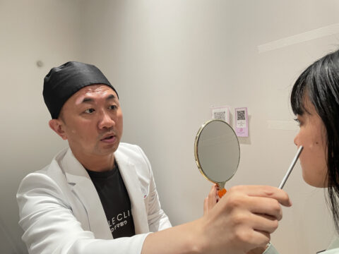 クマ取り整形のカウンセリングを行う医師