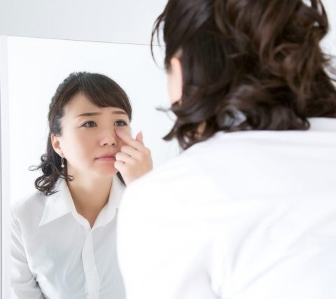 目の下のたるみに悩む女性