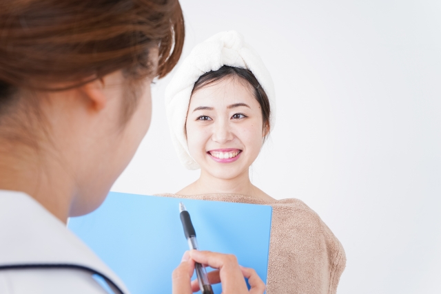 笑顔で美容カウンセリングを受ける女性