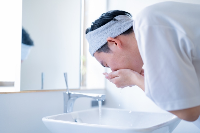 優しく洗顔する男性