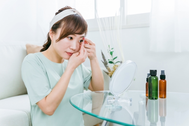 目にコンタクトを入れる女性