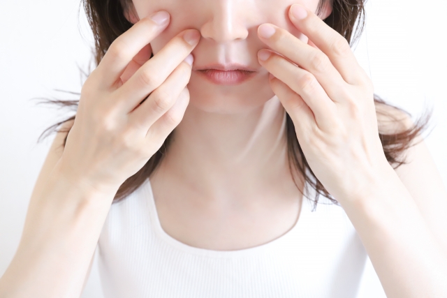 クマ取り後の内出血で悩む女性