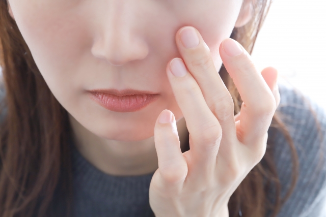 クマを気にする女性