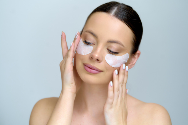 目元パックを優しく触る女性