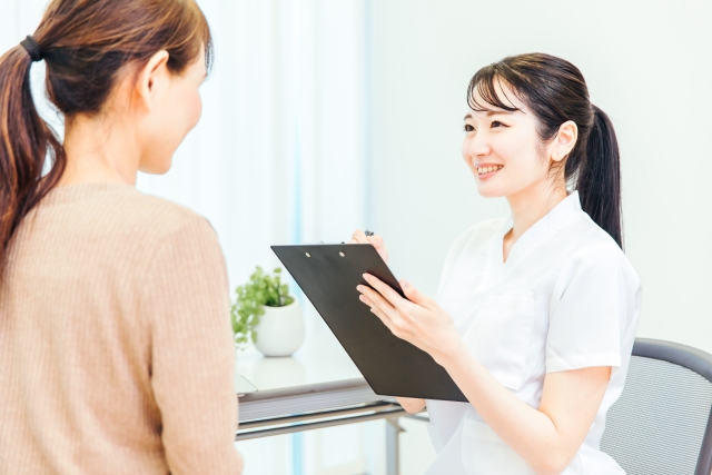 美容クリニックでクマ取りについて相談する女性