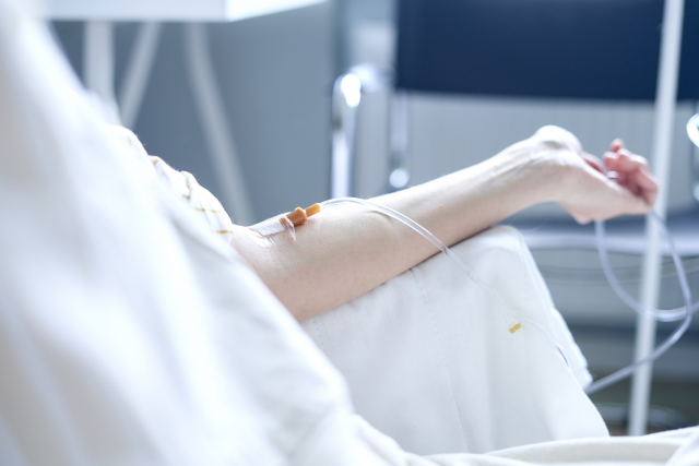 左腕に点滴をしている女性