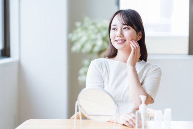 眼瞼下垂が気になる女性の日常のスキンケアイメージ