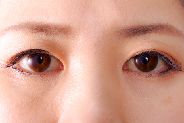 女性の目元