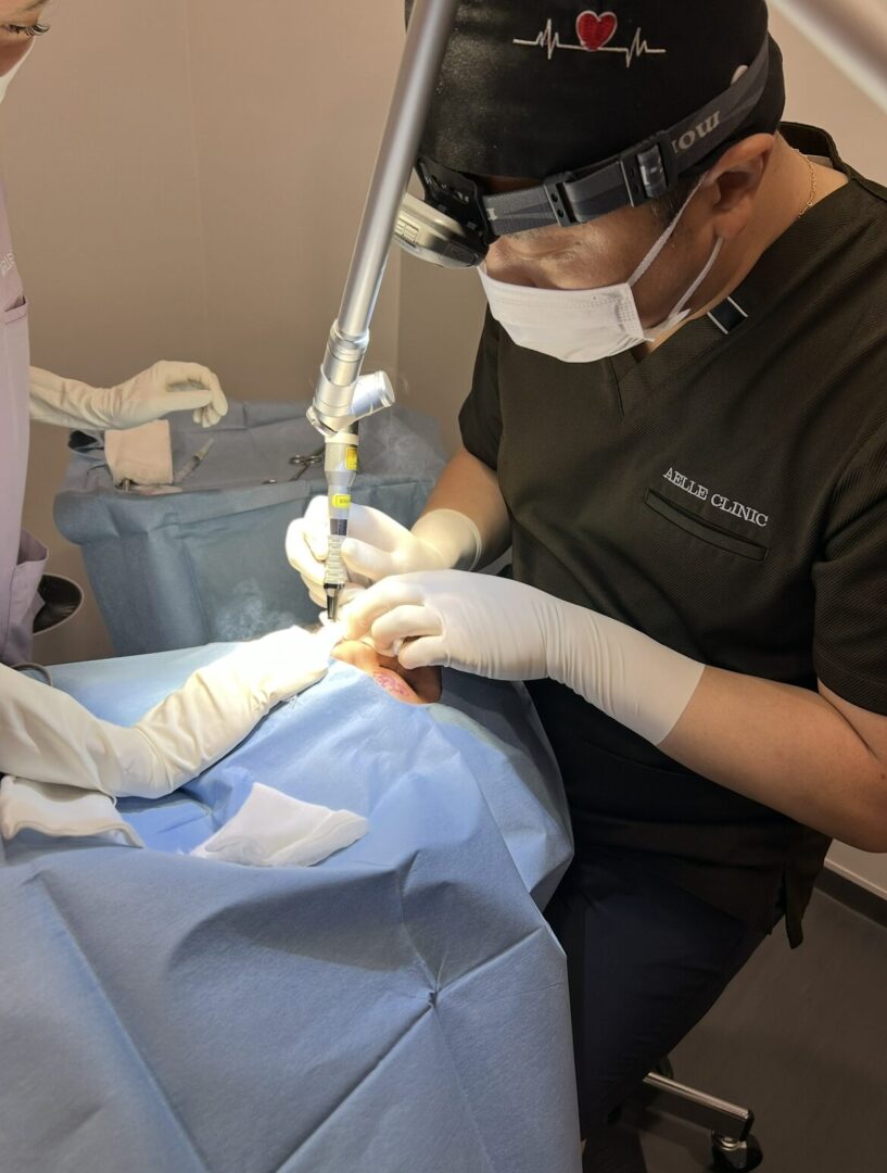 施術を行う和倉院長