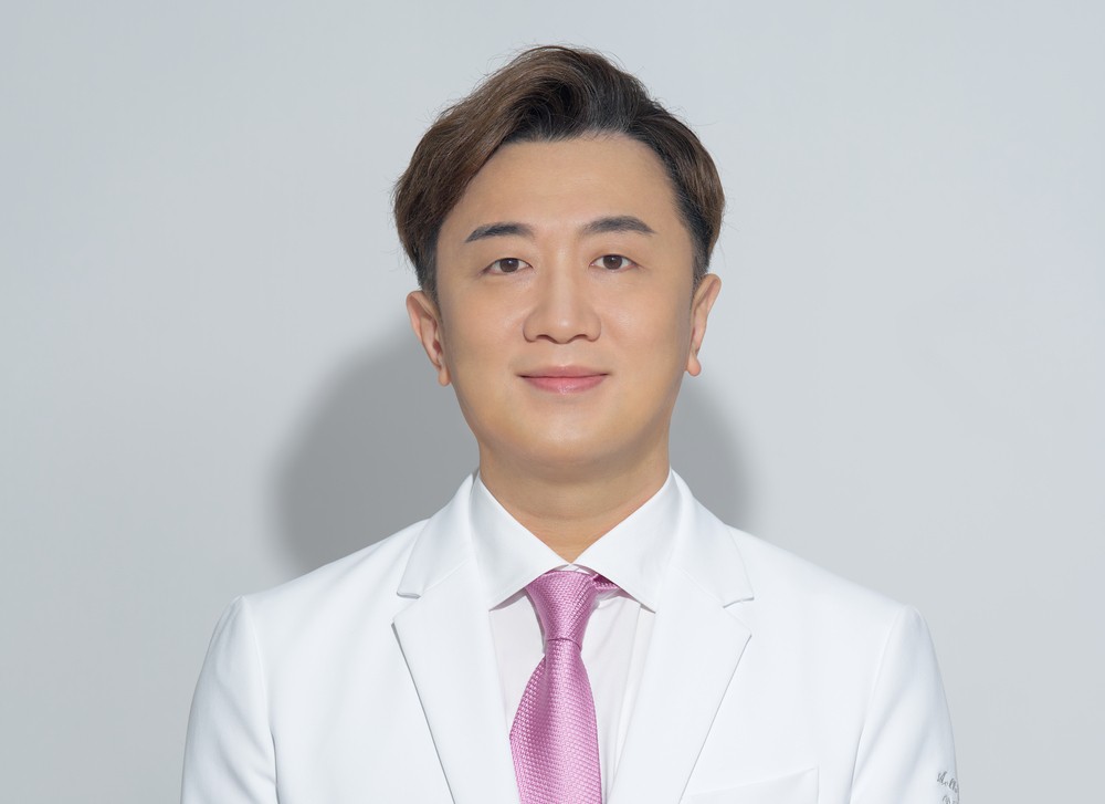 やさしいまなざしで正面を見る和倉院長