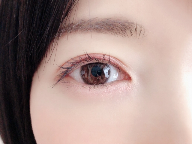 女性の右目のアップ