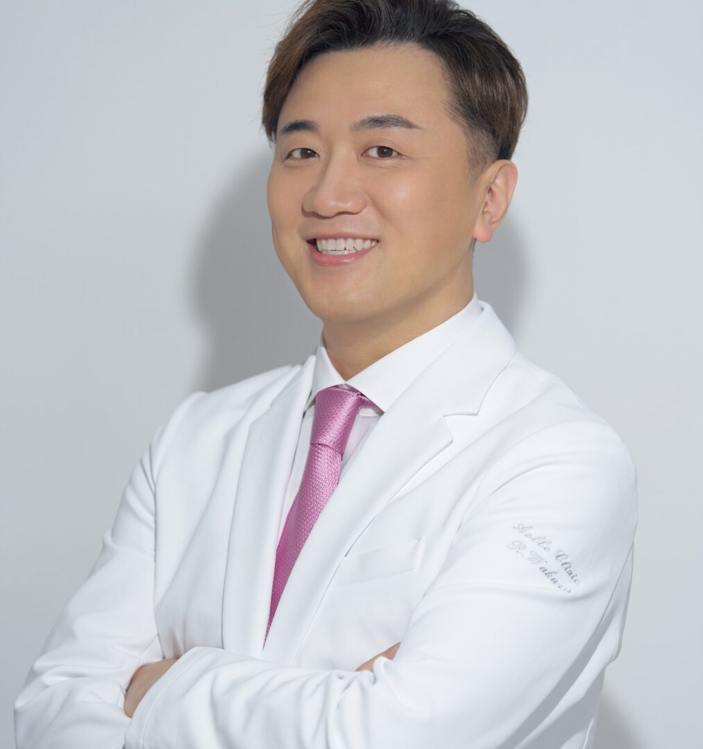 笑顔で腕を組む和倉院長
