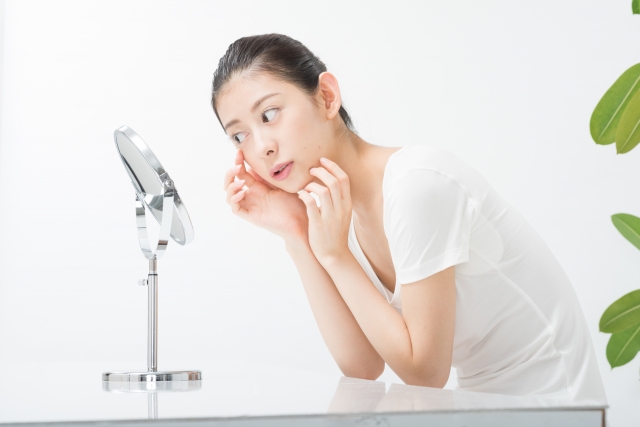 鏡をのぞいて涙袋を確認する女性